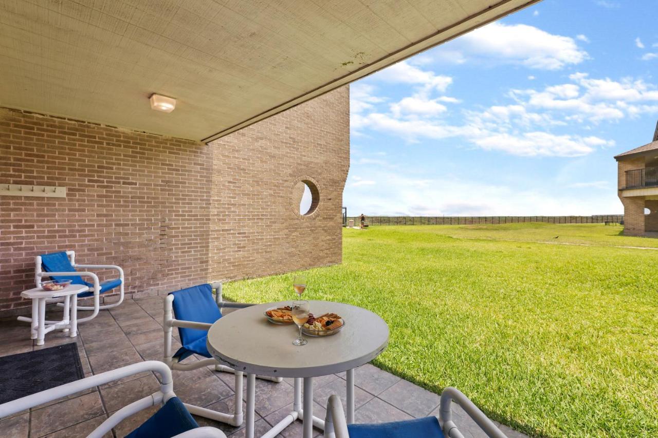 Ground Floor Beachfront Beauty! Steps To The Beach And Pool サウス・パドリー・アイランド エクステリア 写真
