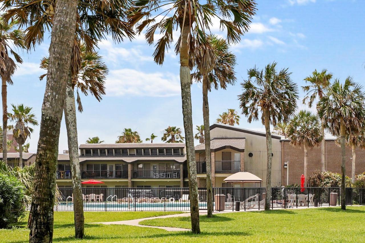 Ground Floor Beachfront Beauty! Steps To The Beach And Pool サウス・パドリー・アイランド エクステリア 写真