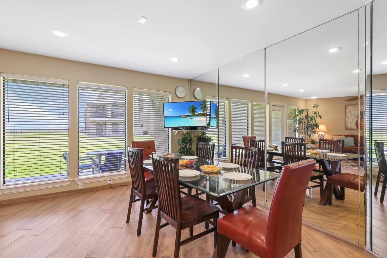 Ground Floor Beachfront Beauty! Steps To The Beach And Pool サウス・パドリー・アイランド エクステリア 写真