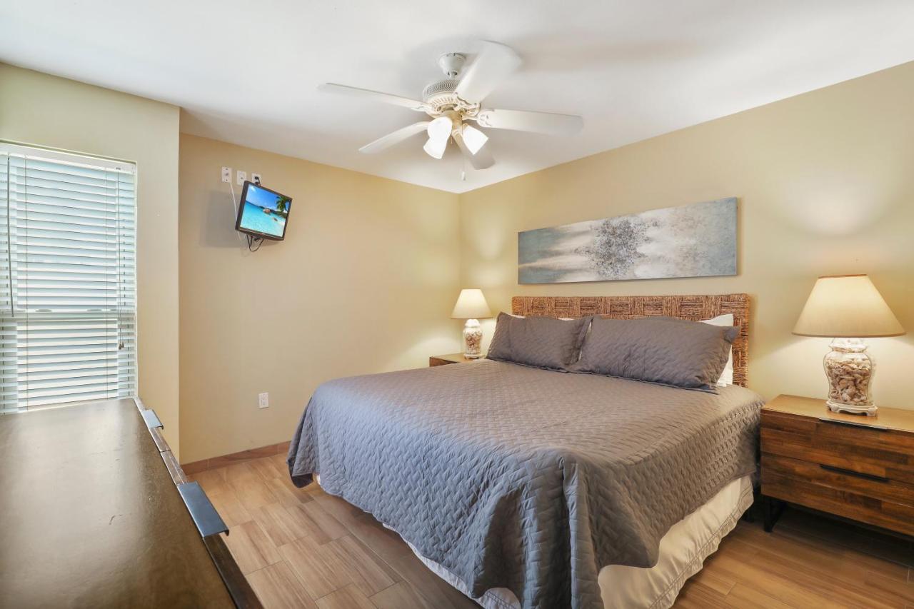 Ground Floor Beachfront Beauty! Steps To The Beach And Pool サウス・パドリー・アイランド エクステリア 写真