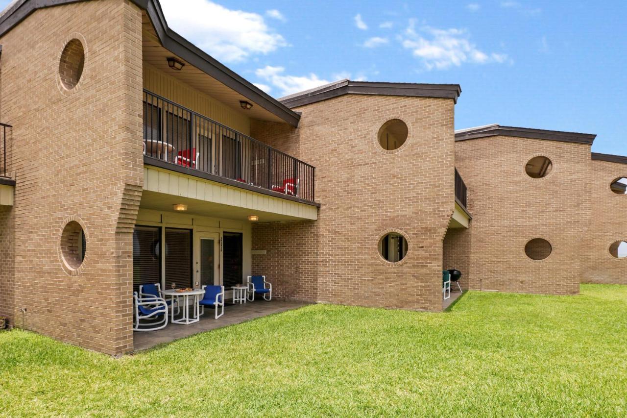 Ground Floor Beachfront Beauty! Steps To The Beach And Pool サウス・パドリー・アイランド エクステリア 写真