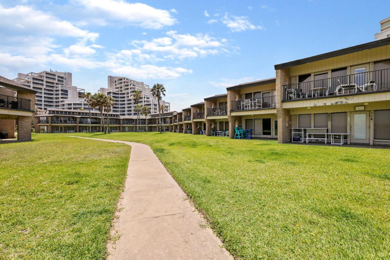 Ground Floor Beachfront Beauty! Steps To The Beach And Pool サウス・パドリー・アイランド エクステリア 写真