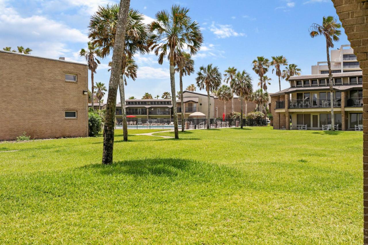 Ground Floor Beachfront Beauty! Steps To The Beach And Pool サウス・パドリー・アイランド エクステリア 写真